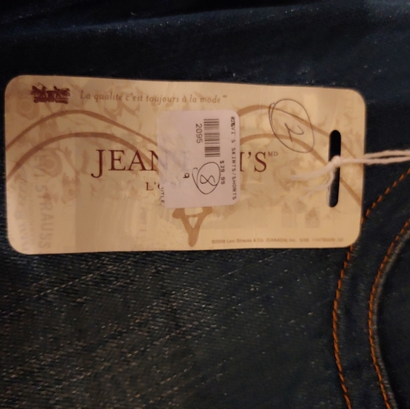 New Levi Strauss Woman's Jean shorts - Picture 3 of 6